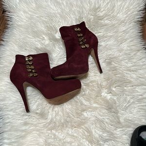 Vince Camuto platform ankle bootie.  Size 8.5, color wine,